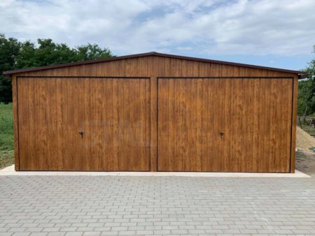 Plechová garáž 6×5×2,5 - zlatý dub (imitácia dreva), sedlová strecha, výklopná brána