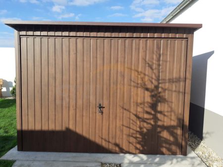 Plechová garáž 3×6×2,18 - orech (imitácia dreva), spád od brány dozadu, výklopná brána